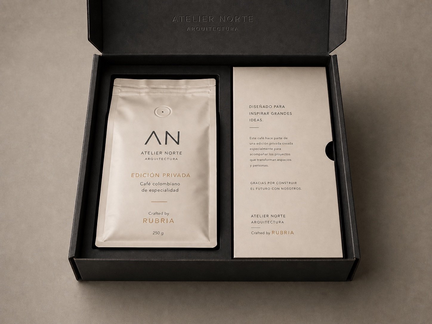 Caja premium abierta con una edición privada de café RUBRIA